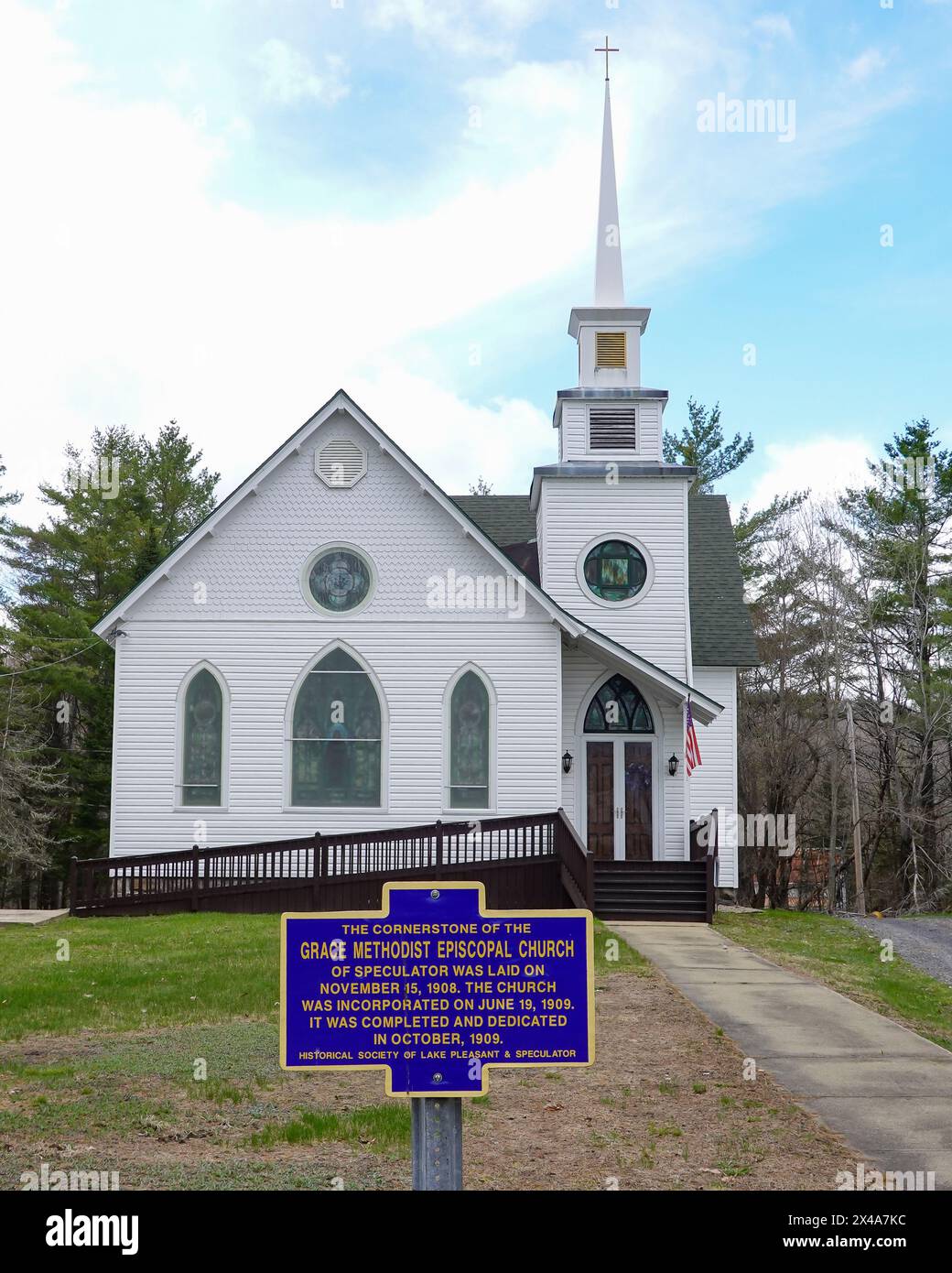 The Grace Methodist Episcopal Church in Speculator, New York USA con un segno che spiega la sua storia Foto Stock