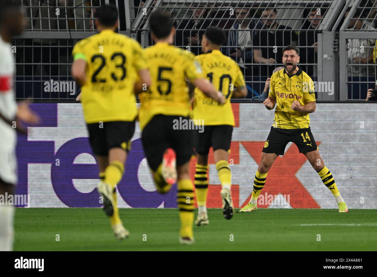 Niclas Fullkrug (destra) del Borussia Dortmund celebra il primo gol della partita con i compagni di squadra durante la semifinale di UEFA Champions League, partita di andata al Signal Iduna Park di Dortmund. Data foto: Mercoledì 1 maggio 2024. Foto Stock