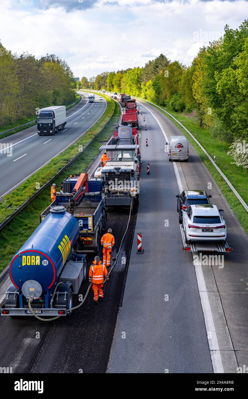 Cantiere della superstrada sulla A3 tra Hünxe ed Emmerich, in entrambe le direzioni, vicino a Rees, fresatura del vecchio strato di asfalto, la superficie stradale si Foto Stock