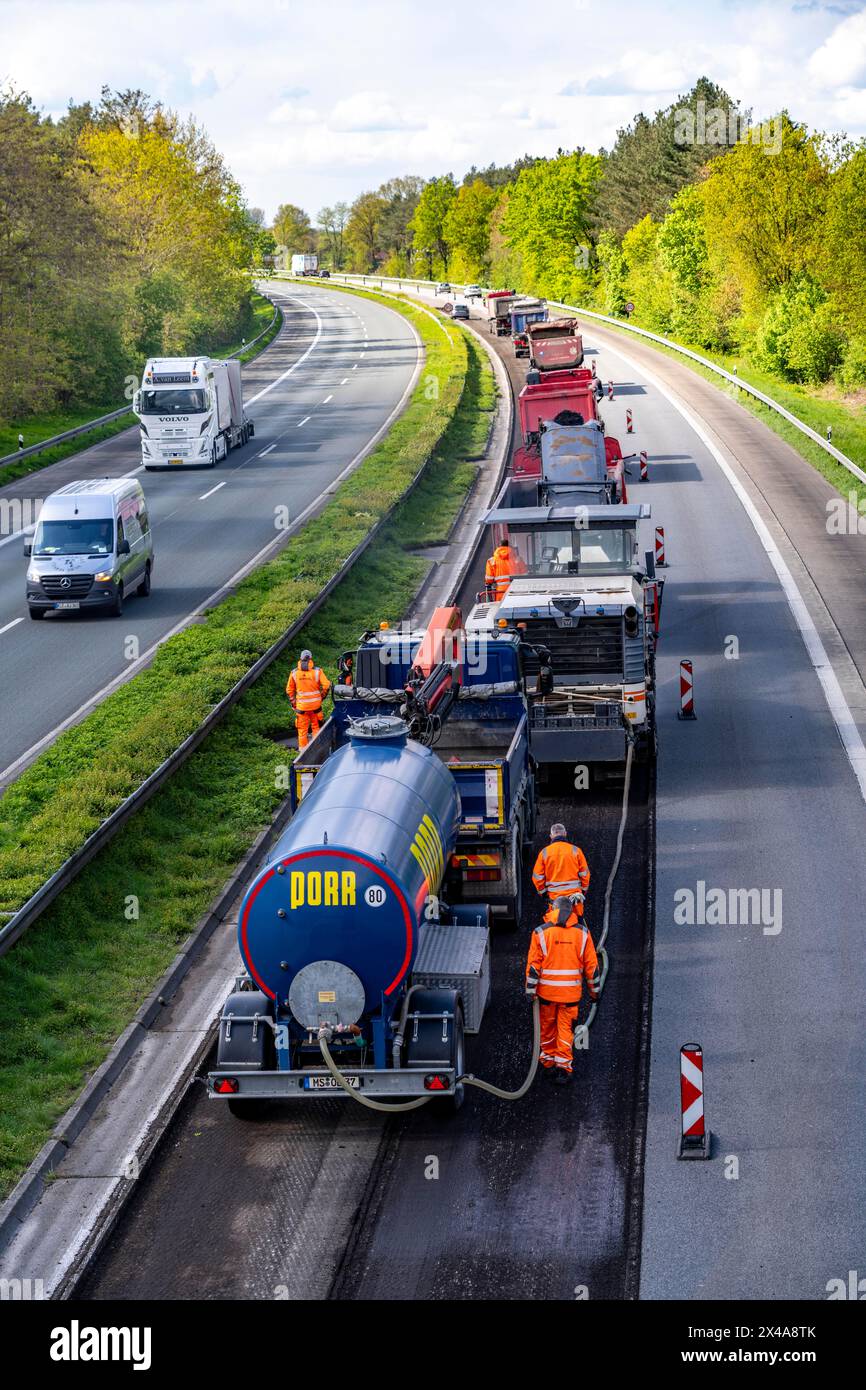 Cantiere della superstrada sulla A3 tra Hünxe ed Emmerich, in entrambe le direzioni, vicino a Rees, fresatura del vecchio strato di asfalto, la superficie stradale si Foto Stock