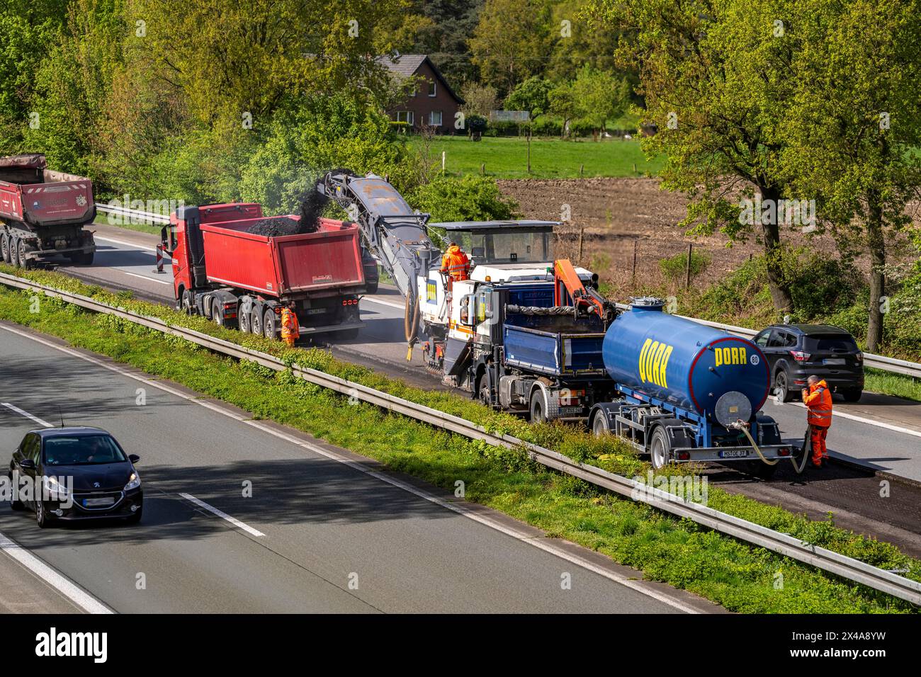 Cantiere della superstrada sulla A3 tra Hünxe ed Emmerich, in entrambe le direzioni, vicino a Rees, fresatura del vecchio strato di asfalto, la superficie stradale si Foto Stock