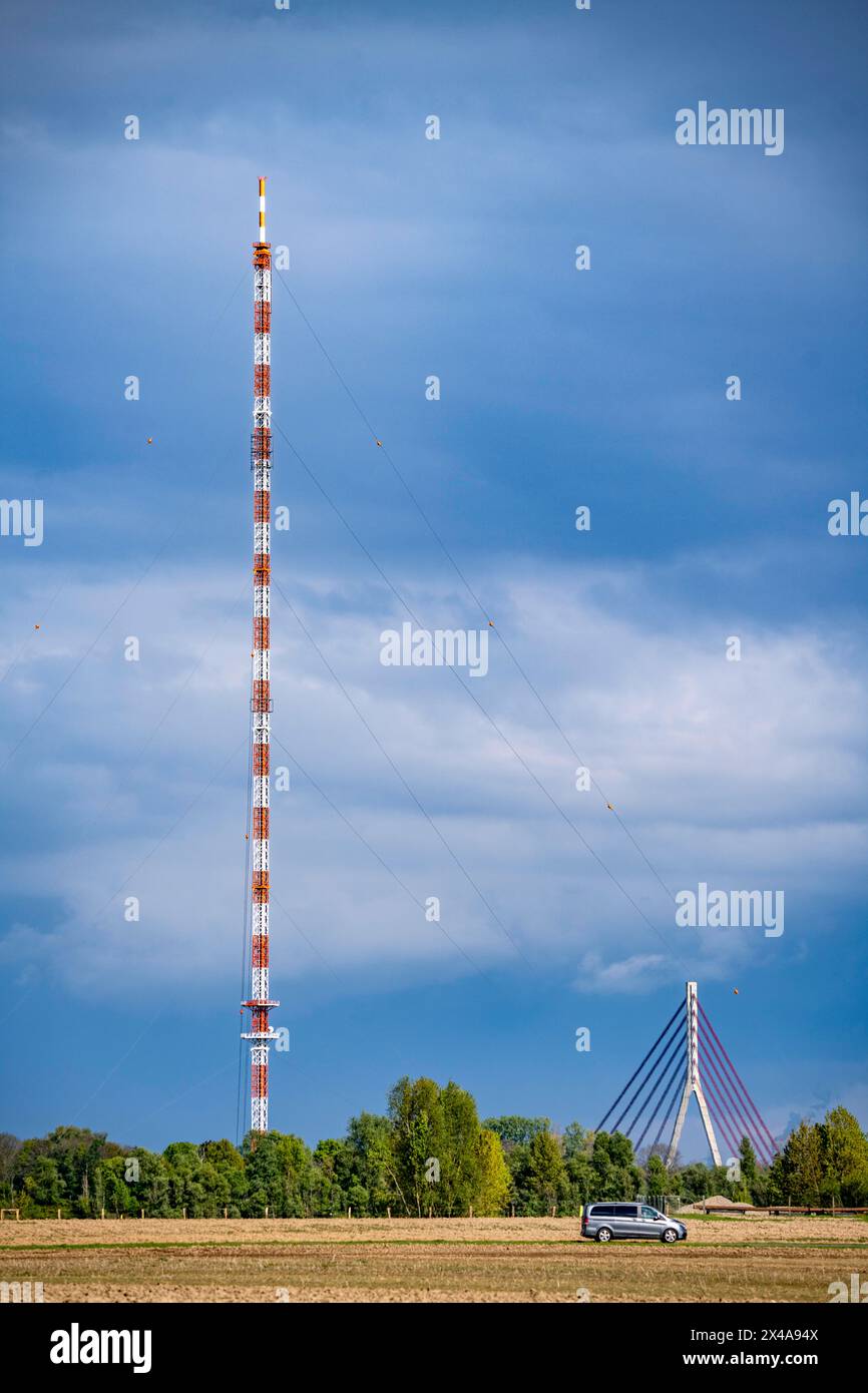 Niederrheinbrücke Wesel, ponte, B58, ponte strallato, trasmettitore Wesel, albero a reticolo in acciaio dissanguato alto 320 metri a Wesel-Büderich, ere Foto Stock