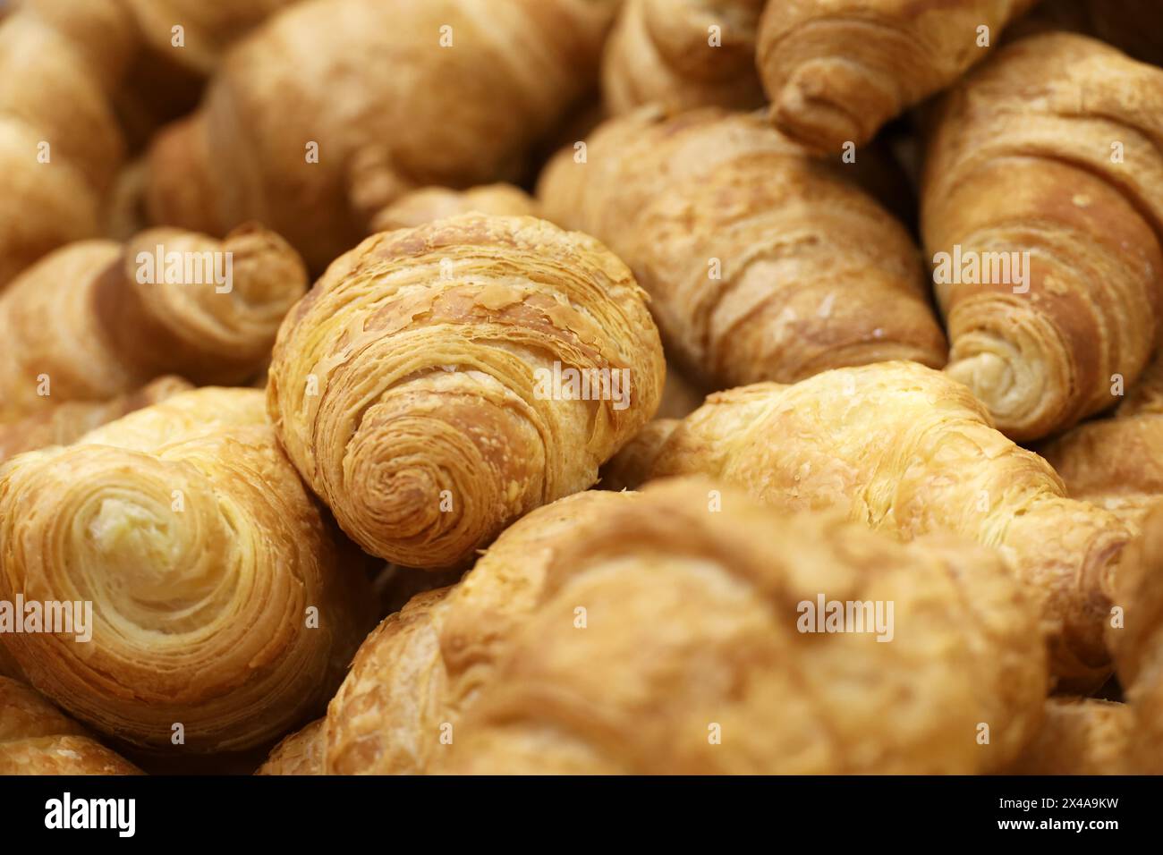 Croissant appena sfornati. Colazione gustosa, dolci dolci Foto Stock