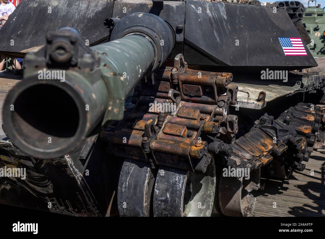 Mosca, Russia. 1 maggio 2024. I visitatori guardano e scattano foto di un carro armato M1A1 Abrams di fabbricazione statunitense, in primo piano, colpito e catturato dalle truppe russe durante l'operazione militare speciale in Ucraina, che viene visto in mostra a Mosca, in Russia. Nella capitale russa è stata inaugurata una mostra di equipaggiamento militare catturato dalle forze di Kiev durante i combattimenti in Ucraina. Crediti: Nikolay Vinokurov/Alamy Live News Foto Stock Mosca, Russia. 1 maggio 2024. I visitatori guardano e scattano foto di un carro armato M1A1 Abrams di fabbricazione statunitense, in primo piano, colpito e catturato dalle truppe russe durante l'operazione militare speciale in Ucraina, che viene visto in mostra a Mosca, in Russia. Nella capitale russa è stata inaugurata una mostra di equipaggiamento militare catturato dalle forze di Kiev durante i combattimenti in Ucraina. Crediti: Nikolay Vinokurov/Alamy Live News Foto Stock