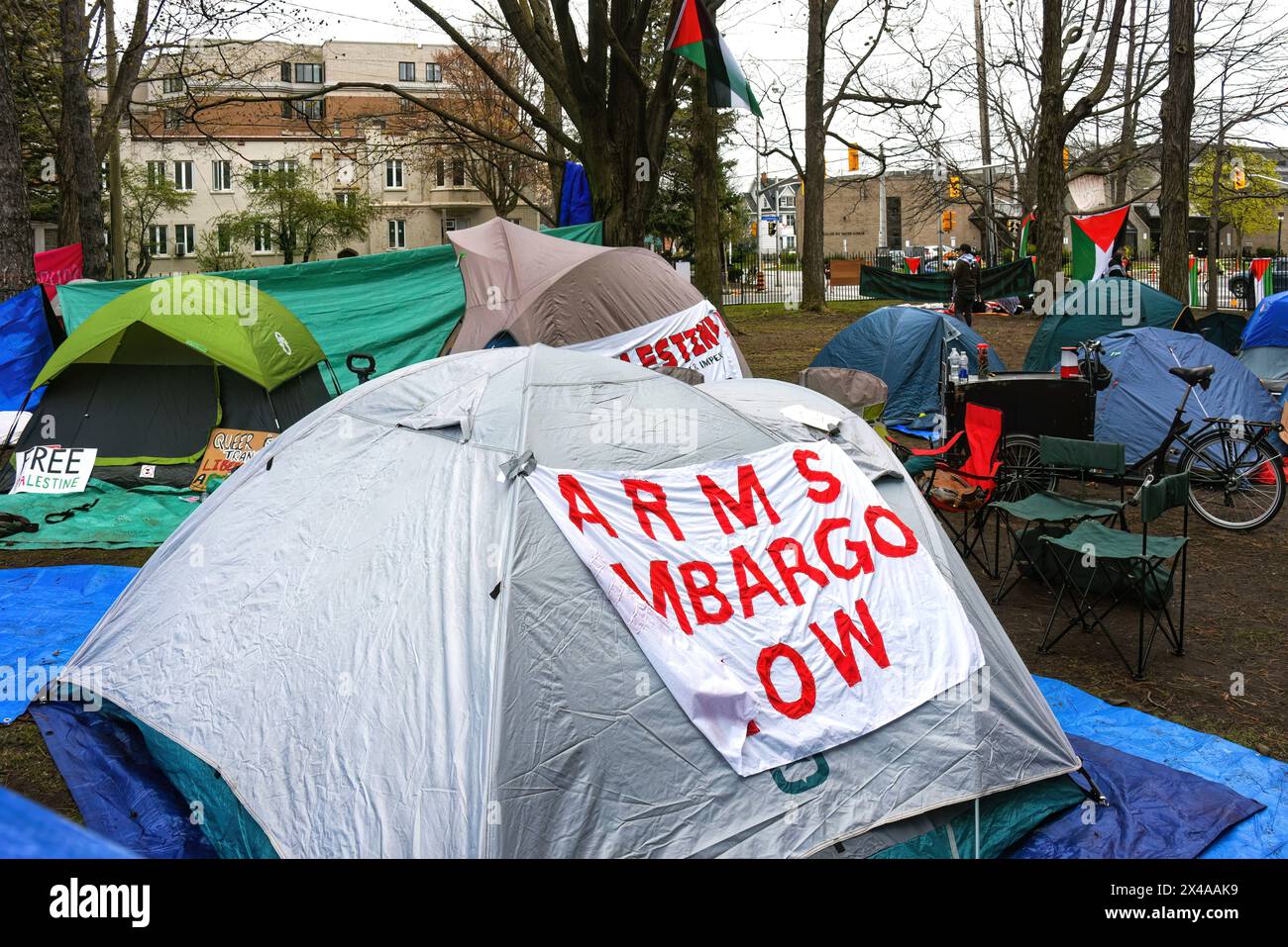 Ottawa, Canada - 1° maggio 2024: Una protesta filo-palestinese si è evoluta da sit-in a accampamento, poiché sul prato di Tabaret Hall sono state erette diverse tende. Questo nonostante il fatto che l'Università abbia dichiarato che nessun accampamento sarebbe stato tollerato il giorno prima. Il gruppo chiede che l'Università divulghi e ceda qualsiasi investimento che ha con aziende e organizzazioni con legami con Israele. Proteste simili si sono svolte in altre università del mondo. Foto Stock