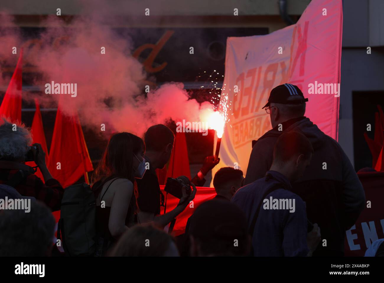 Revolutionäre 1. Mai Demonstration zieht durch Neukölln, AM 1. Mai 2024 zog Die Revolutionäre 1. Mai -Demonstration durch Neukölln. Tausende Menschen nahmen an dem Protestzug teil, der von einem Großaufgebot der Polizei begleitet wurde. Die Demonstration verlief friedlich, vereinzelt wurde Pyrotechnik abgebrannt. Berlino Berlino Deutschland *** la manifestazione rivoluzionaria del giorno di maggio si svolge fino a Neukölln, il Neukölln maggio 2024 la manifestazione rivoluzionaria del giorno di maggio ha marciato attraverso migliaia di persone hanno preso parte alla marcia di protesta, che è stata accompagnata da un grande contingente di polizia il demone Foto Stock