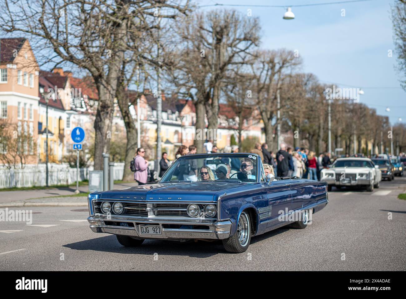 Chrysler 300 1966 alla sfilata di auto d'epoca che celebra la primavera del giorno di maggio a Norrkoping, Svezia 2024 Foto Stock