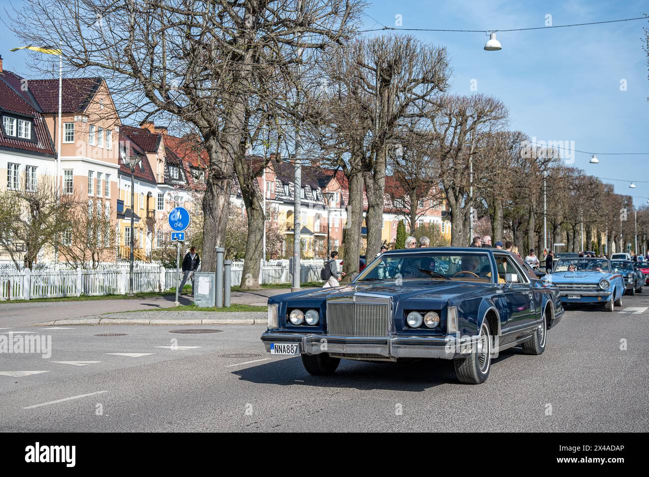 Lincoln Mark V 1977 alla sfilata di auto d'epoca che celebra la primavera il giorno di maggio a Norrkoping, Svezia 2024 Foto Stock