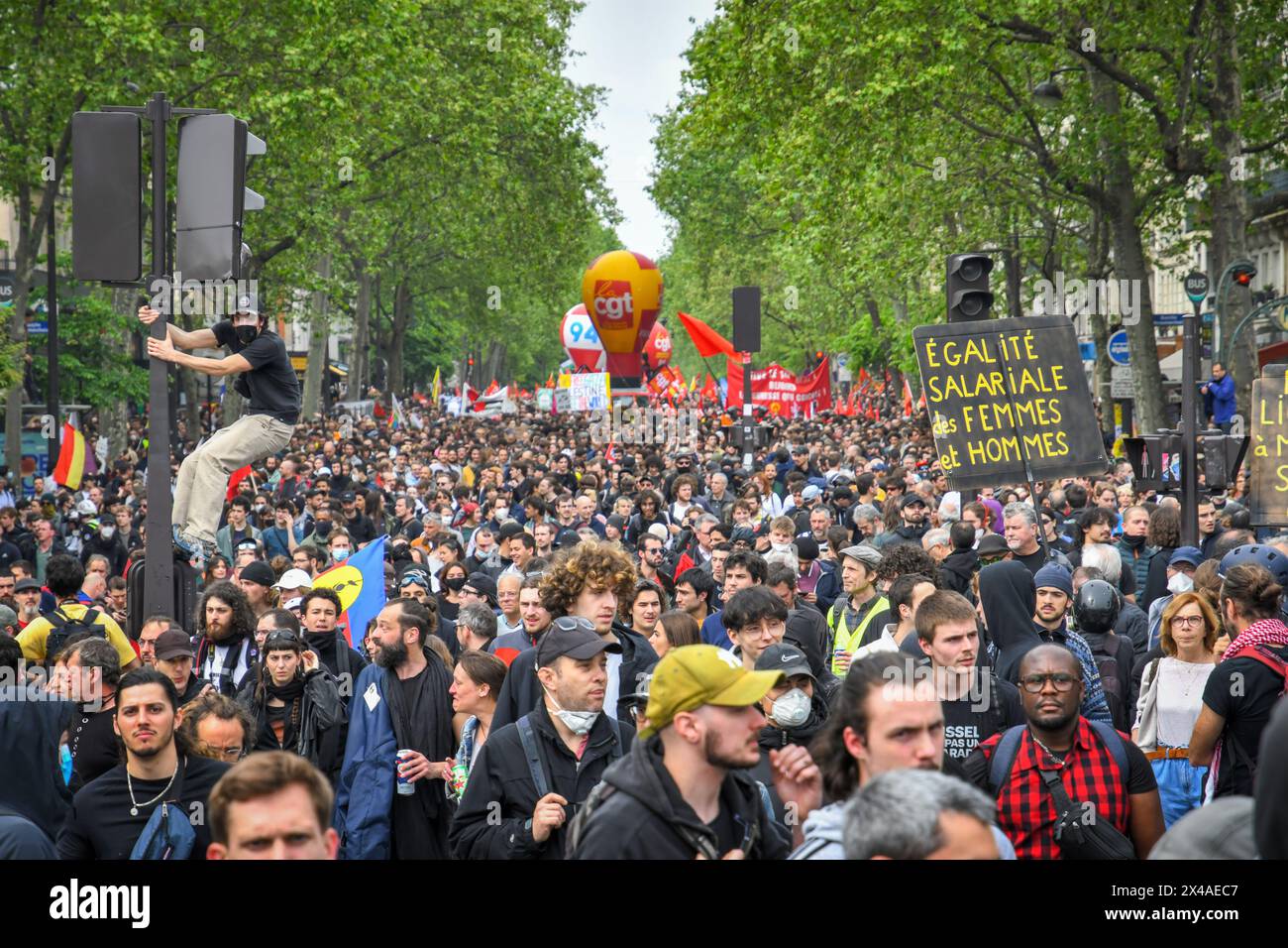 Parigi, Francia, 1 maggio 2024. Migliaia di persone protestarono e festeggiarono il sindaco di Parigi. Sindacati, lavoratori, studenti e altri hanno marciato per le strade. Alcuni manifestanti sono diventati violenti, hanno acceso incendi e distrutto aziende. Credito: Pmvfoto/Alamy Live News Foto Stock