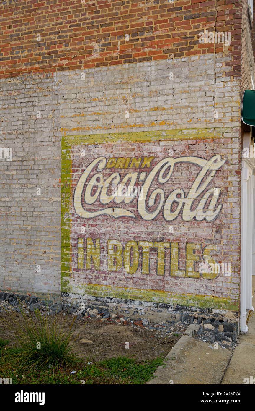 Segno di annuncio/fantasma sbiadito per la Coca Cola nella Virginia rurale Foto Stock