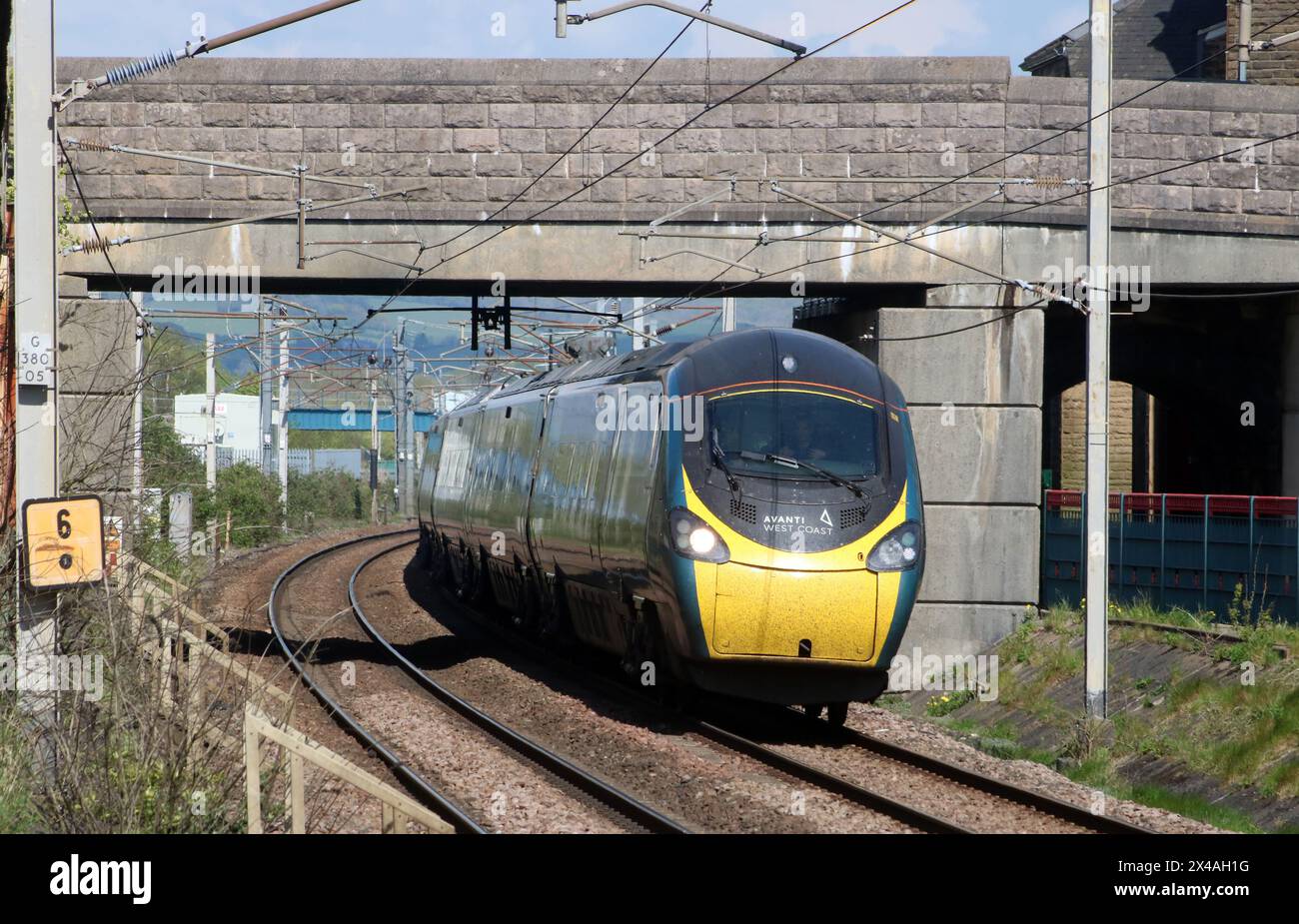 Avanti West Coast treno elettrico pendolino con 12:40 da Edimburgo a Londra Euston il 1° maggio 2024 sulla West Coast Main Line Railway a Carnforth. Foto Stock