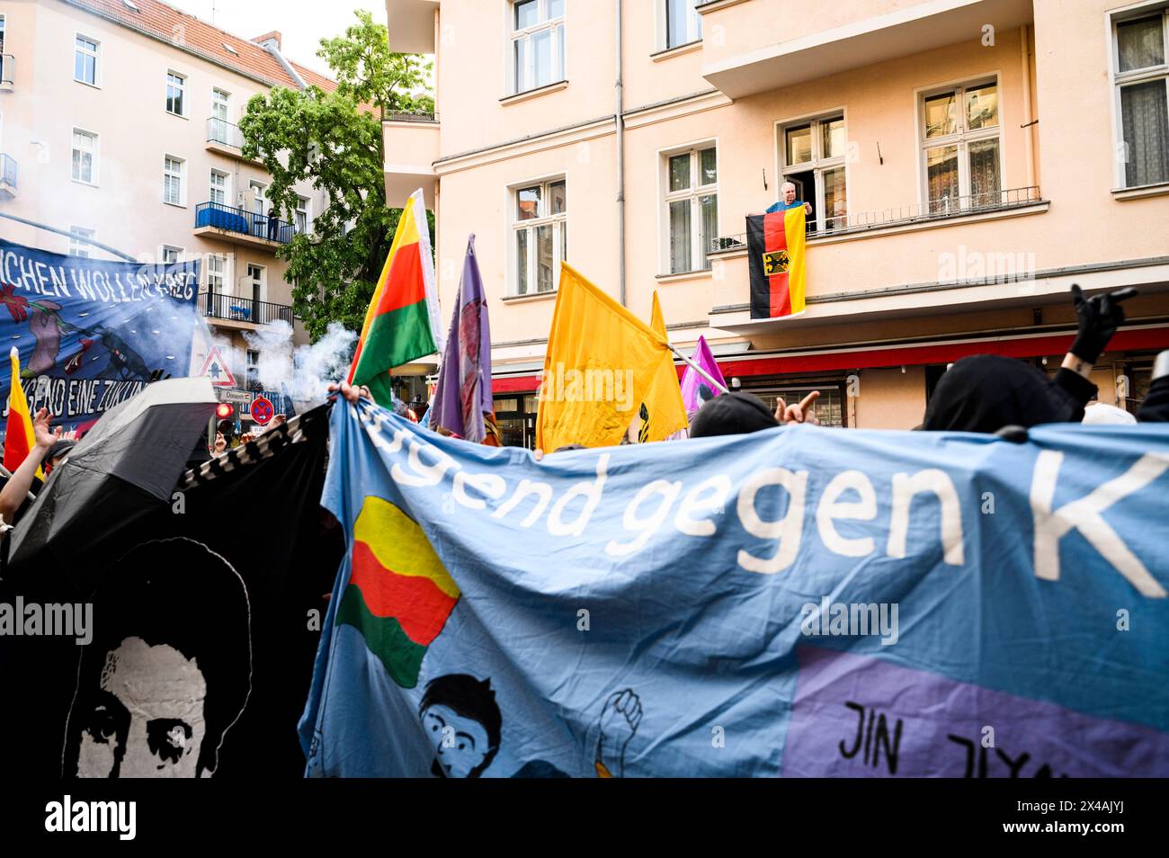 Revolutionäre 1.mai Demo in Berlin Geschätzt mehr als 10000 Teilnehmer:innen haben sich am 01.05.2024 in Berlin zur Revolutionären 1. Mai-Demo zusammengefunden. Bestimmendes Thema des Abends War die Solidarität mit Palästina. Insgesamt viel die Demo kleiner aus als in den letzten Jahren und auch thematisch gab es neben dem Nahostkonflikt kaum Themen die behandelt wurden., Berlin Deutschland Neukölln *** manifestazione rivoluzionaria del giorno di maggio a Berlino più di 10.000 partecipanti si sono riuniti a Berlino il 1° maggio, 2024 per la manifestazione rivoluzionaria del giorno di maggio il tema principale della serata wa Foto Stock