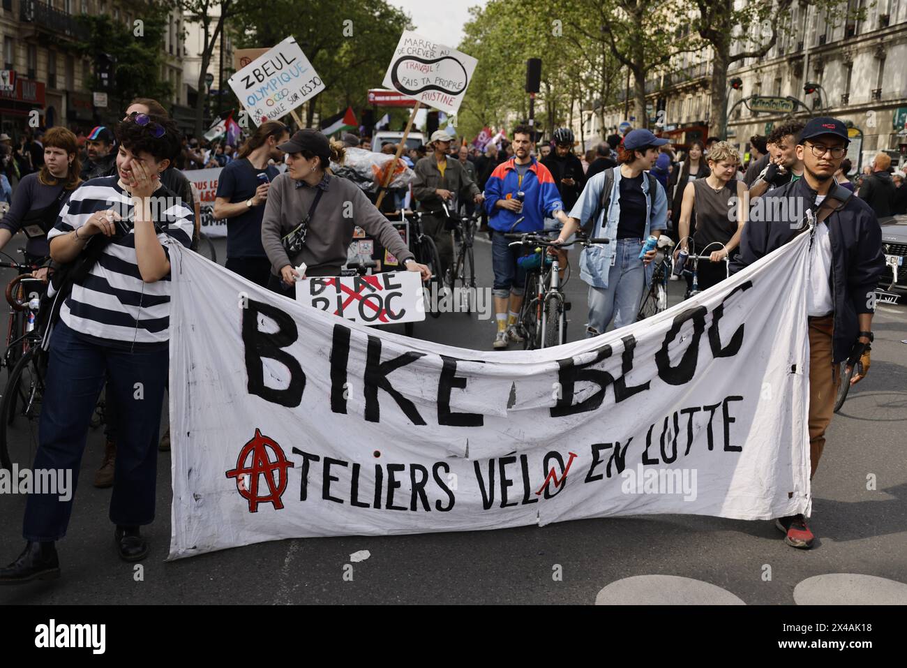 Parigi, Francia. 1 maggio 2024. La manifestazione della giornata del lavoro a Parigi, Francia, riunisce tutti i sindacati per una giornata eccezionale e popolare di mobilitazione contro l’austerità, per l’occupazione, i salari, i servizi pubblici, la protezione sociale, libertà e pace giusta e duratura nel mondo. Crediti: Bernard Menigault/Alamy Live News Foto Stock