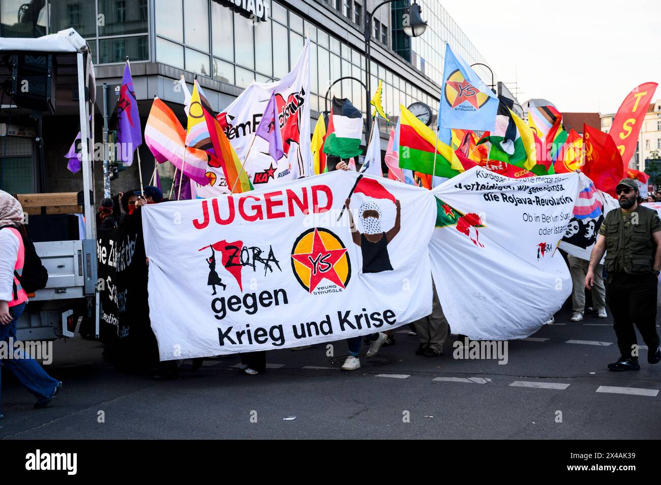 Revolutionäre 1.mai Demo in Berlin Geschätzt mehr als 10000 Teilnehmer:innen haben sich am 01.05.2024 in Berlin zur Revolutionären 1. Mai-Demo zusammengefunden. Bestimmendes Thema des Abends War die Solidarität mit Palästina. Insgesamt viel die Demo kleiner aus als in den letzten Jahren und auch thematisch gab es neben dem Nahostkonflikt kaum Themen die behandelt wurden., Berlin Deutschland Neukölln *** manifestazione rivoluzionaria del giorno di maggio a Berlino più di 10.000 partecipanti si sono riuniti a Berlino il 1° maggio, 2024 per la manifestazione rivoluzionaria del giorno di maggio il tema principale della serata wa Foto Stock