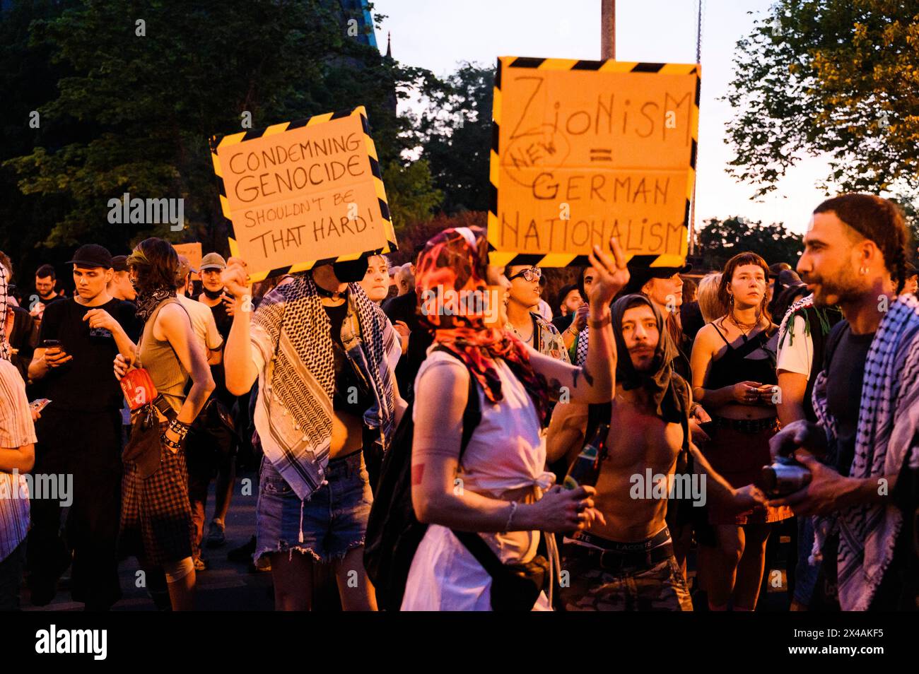 Revolutionäre 1.mai Demo in Berlin Geschätzt mehr als 10000 Teilnehmer:innen haben sich am 01.05.2024 in Berlin zur Revolutionären 1. Mai-Demo zusammengefunden. Bestimmendes Thema des Abends War die Solidarität mit Palästina. Insgesamt viel die Demo kleiner aus als in den letzten Jahren und auch thematisch gab es neben dem Nahostkonflikt kaum Themen die behandelt wurden., Berlin Deutschland Neukölln *** manifestazione rivoluzionaria del giorno di maggio a Berlino più di 10.000 partecipanti si sono riuniti a Berlino il 1° maggio, 2024 per la manifestazione rivoluzionaria del giorno di maggio il tema principale della serata wa Foto Stock