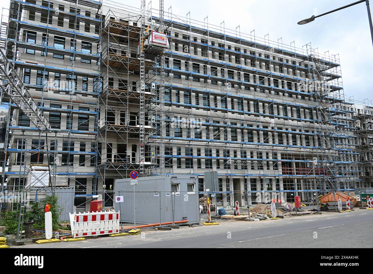 Neubau, Wohnungen, Baustelle, Gerüst, Rohbau, hier entstehen zahlreiche neue Büros *** nuovo edificio, appartamenti, cantiere, impalcature, conchiglie, qui vengono costruiti numerosi nuovi uffici Foto Stock