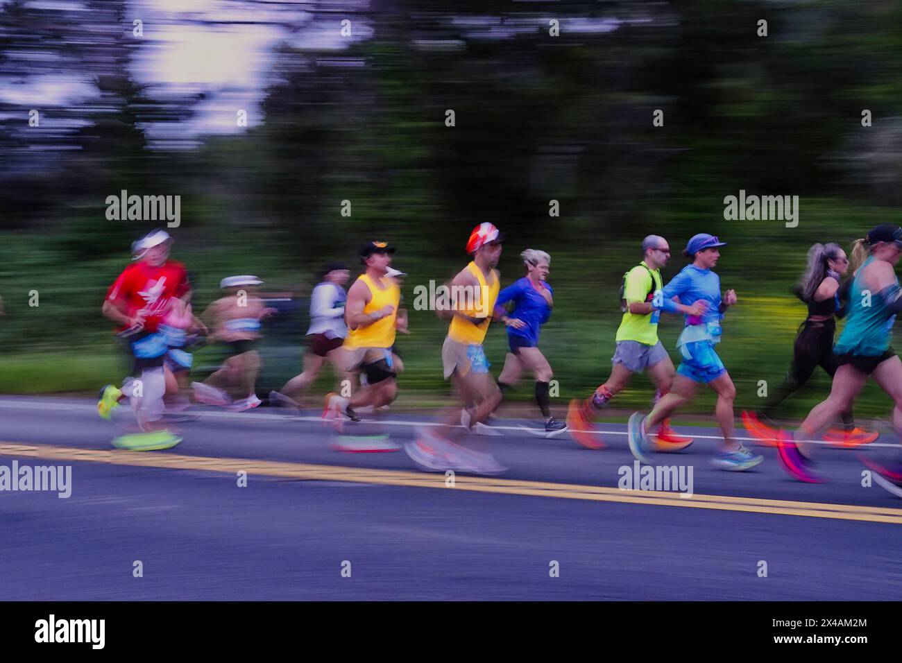 Big Sur, Carmel, California, Stati Uniti. 28 aprile 2024 atmosfera offuscata e azione effetto durante la Big Sur International Marathon, sul famou Foto Stock