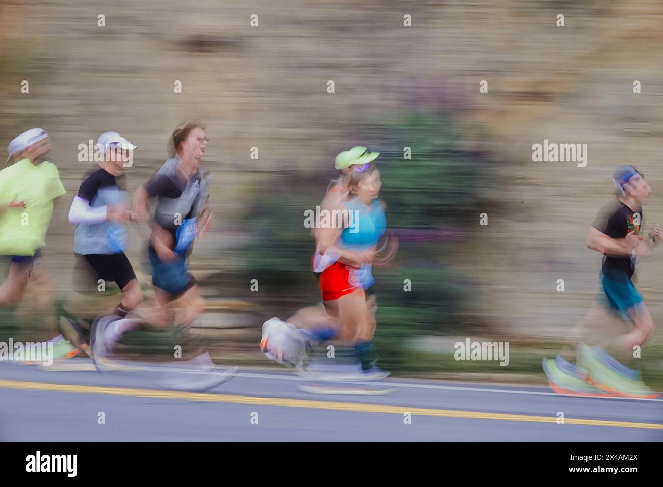 Big Sur, Carmel, California, Stati Uniti. 28 aprile 2024 atmosfera offuscata e azione effetto durante la Big Sur International Marathon, sul famou Foto Stock