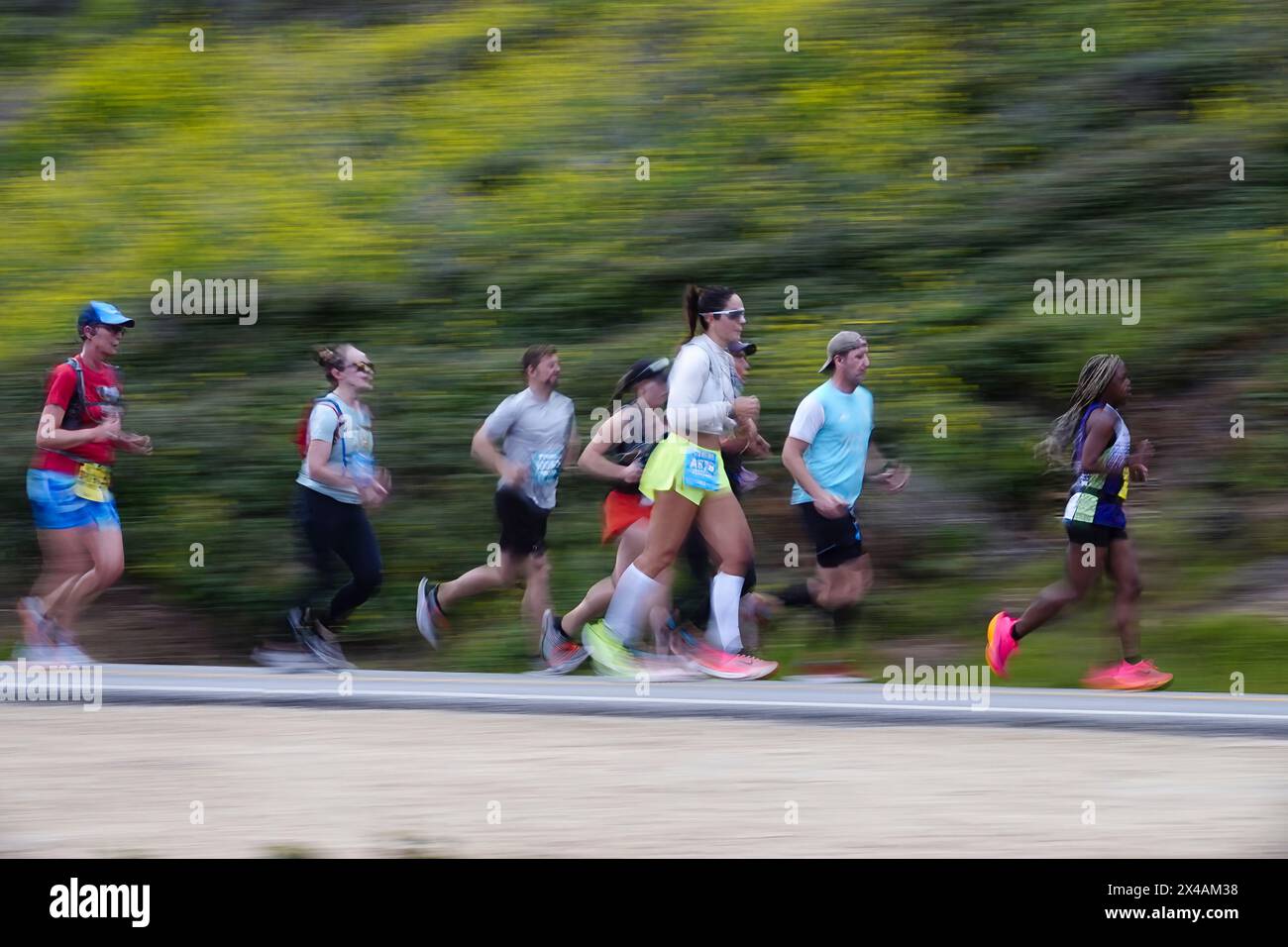 Big Sur, Carmel, California, Stati Uniti. 28 aprile 2024 atmosfera offuscata e azione effetto durante la Big Sur International Marathon, sul famou Foto Stock