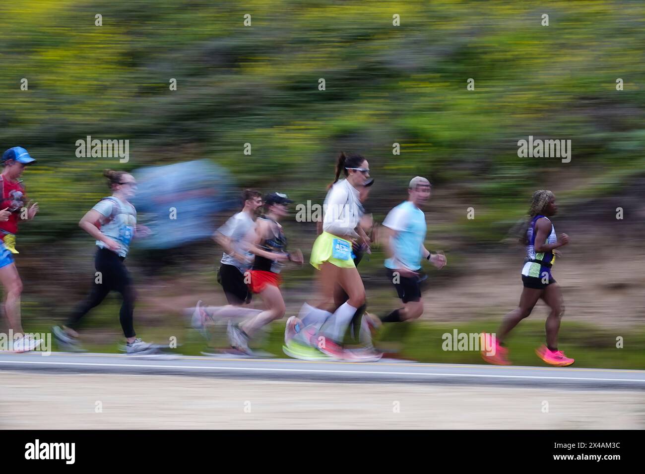 Big Sur, Carmel, California, Stati Uniti. 28 aprile 2024 atmosfera offuscata e azione effetto durante la Big Sur International Marathon, sul famou Foto Stock