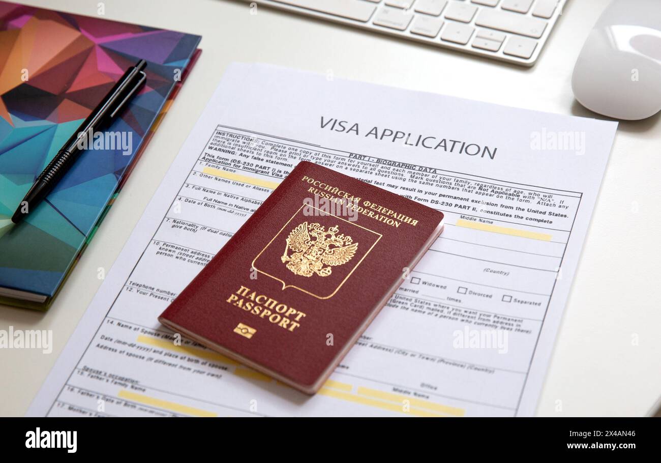 Primo piano di un documento di domanda di visto con un passaporto russo Foto Stock