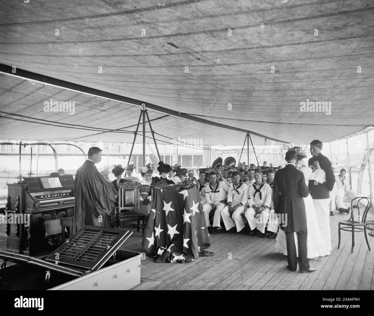 USS Texas, presentazione della croce e del distintivo all'insegna Gherardi da parte delle figlie del Re, 8 agosto 1897 Foto Stock