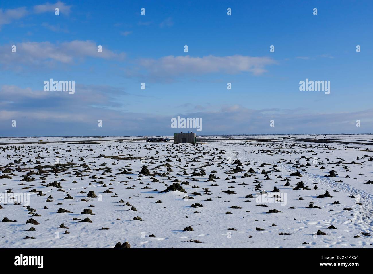 Cairns vicino a un parcheggio sulla strada 1 a Laufskálar, Islanda Foto Stock