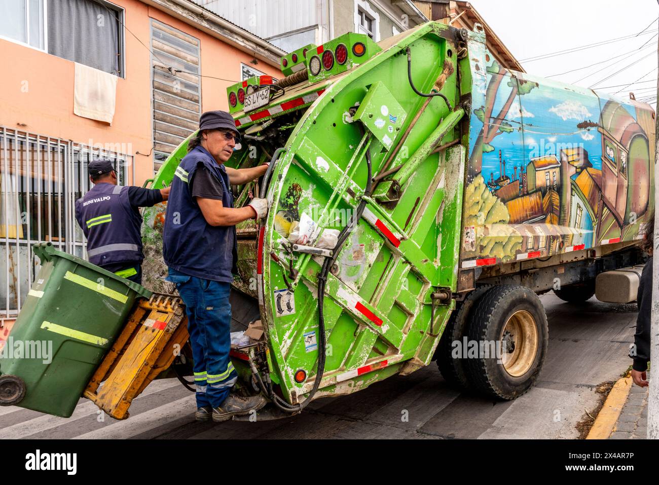 Camion e lavoratori per la raccolta dei rifiuti, Valparaiso, regione di Valparaiso, Cile. Foto Stock