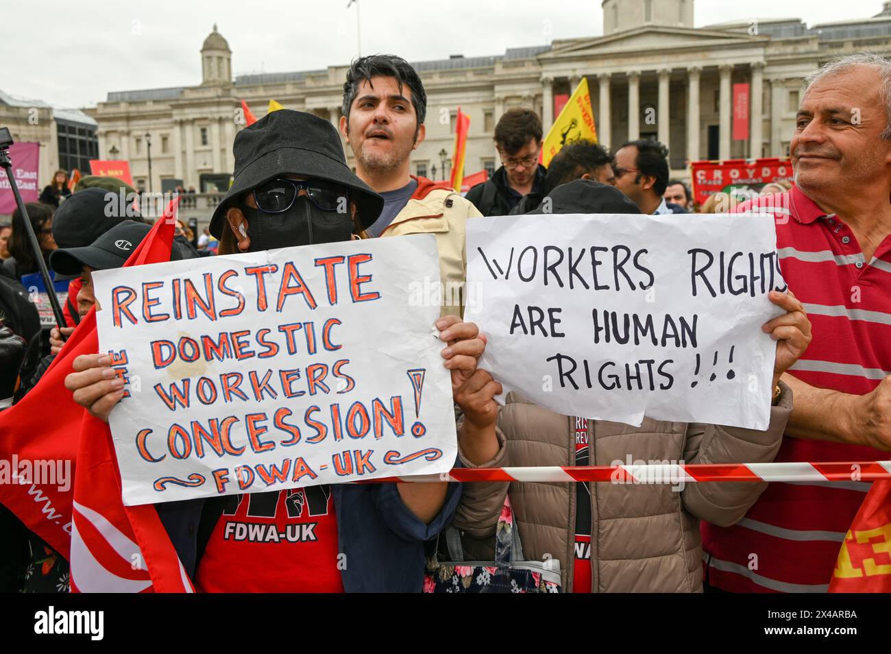 Clerkenwell Green, Londra, Regno Unito. 1 maggio 2024. la marcia annuale del giorno di maggio di quest'anno si è concentrata sulla resistenza alla crescita dei profitti dei ricchi, del razzismo e di coloro che vogliono dividerci. La situazione a Gaza/Palestina deve essere fermata immediatamente. I lavoratori sono a favore del socialismo e contro il capitalismo. Favoriscono la fine della schiavitù moderna, della guerra e della distruzione. Credito: Vedi li/Picture Capital/Alamy Live News Foto Stock