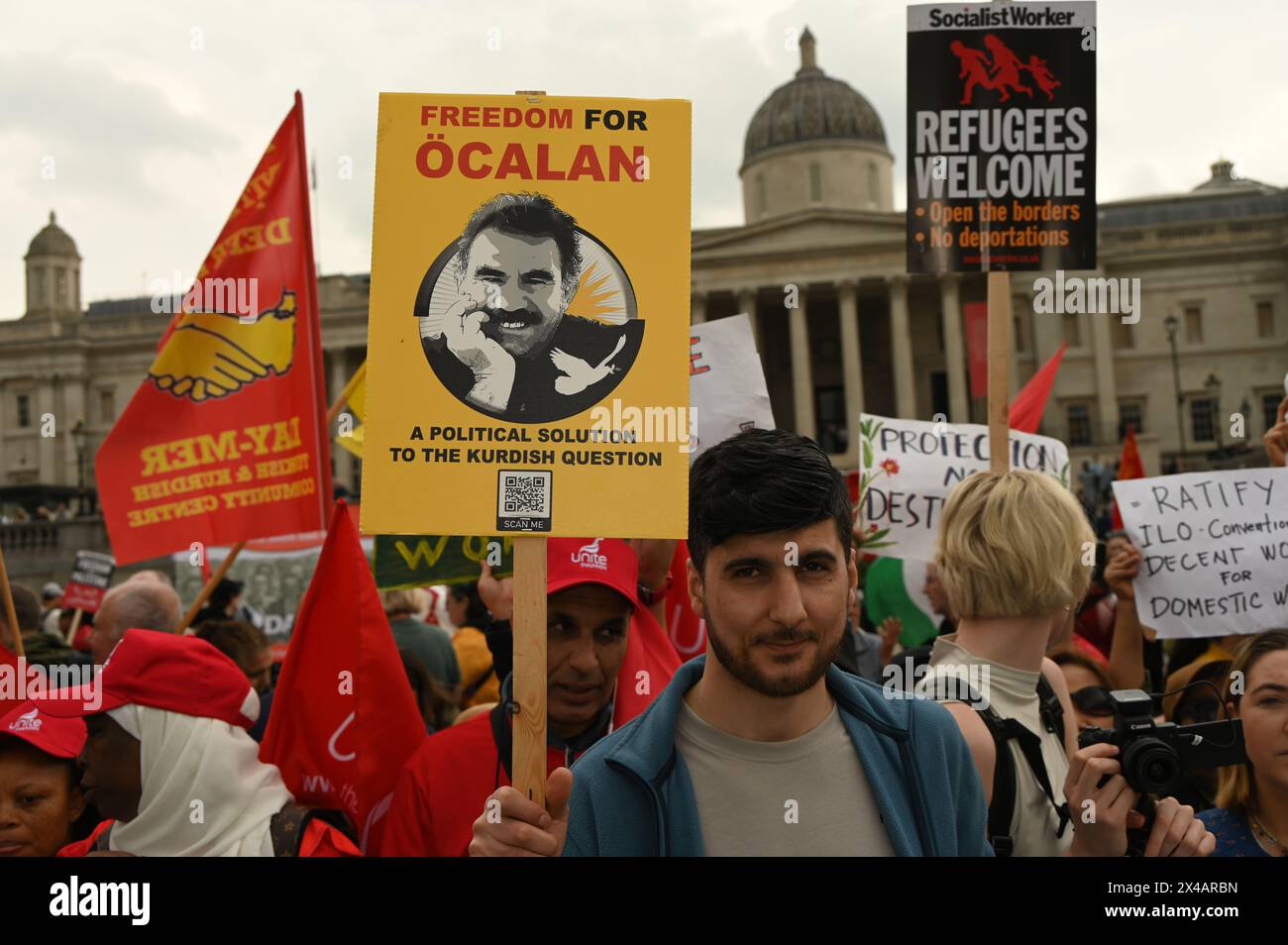 Clerkenwell Green, Londra, Regno Unito. 1 maggio 2024. la marcia annuale del giorno di maggio di quest'anno si è concentrata sulla resistenza alla crescita dei profitti dei ricchi, del razzismo e di coloro che vogliono dividerci. La situazione a Gaza/Palestina deve essere fermata immediatamente. I lavoratori sono a favore del socialismo e contro il capitalismo. Favoriscono la fine della schiavitù moderna, della guerra e della distruzione. Credito: Vedi li/Picture Capital/Alamy Live News Foto Stock