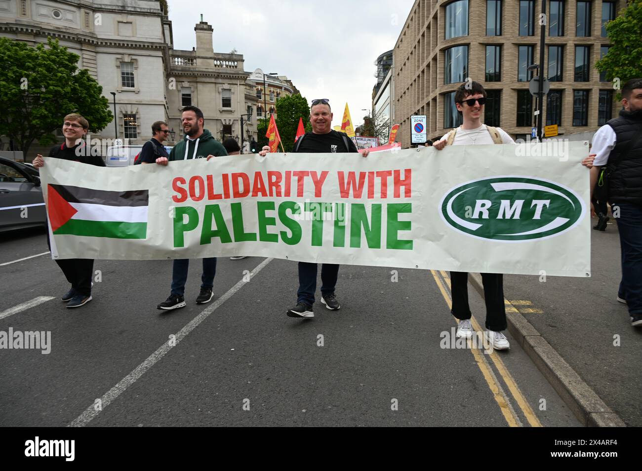 Clerkenwell Green, Londra, Regno Unito. 1 maggio 2024. la marcia annuale del giorno di maggio di quest'anno si è concentrata sulla resistenza alla crescita dei profitti dei ricchi, del razzismo e di coloro che vogliono dividerci. La situazione a Gaza/Palestina deve essere fermata immediatamente. I lavoratori sono a favore del socialismo e contro il capitalismo. Favoriscono la fine della schiavitù moderna, della guerra e della distruzione. Credito: Vedi li/Picture Capital/Alamy Live News Foto Stock