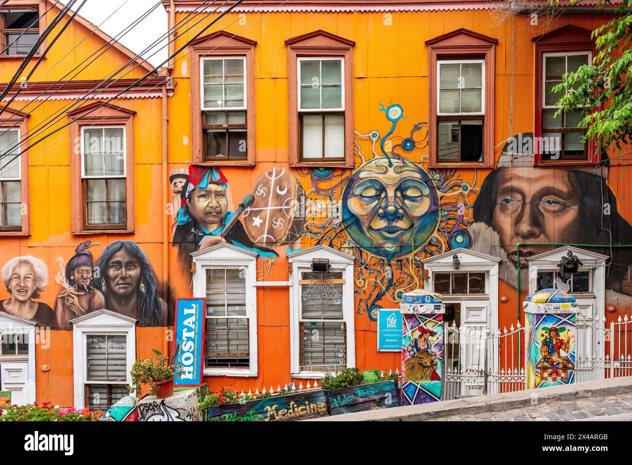 Un edificio colorato esterno a Valparaiso, regione di Valparaiso, Cile. Foto Stock