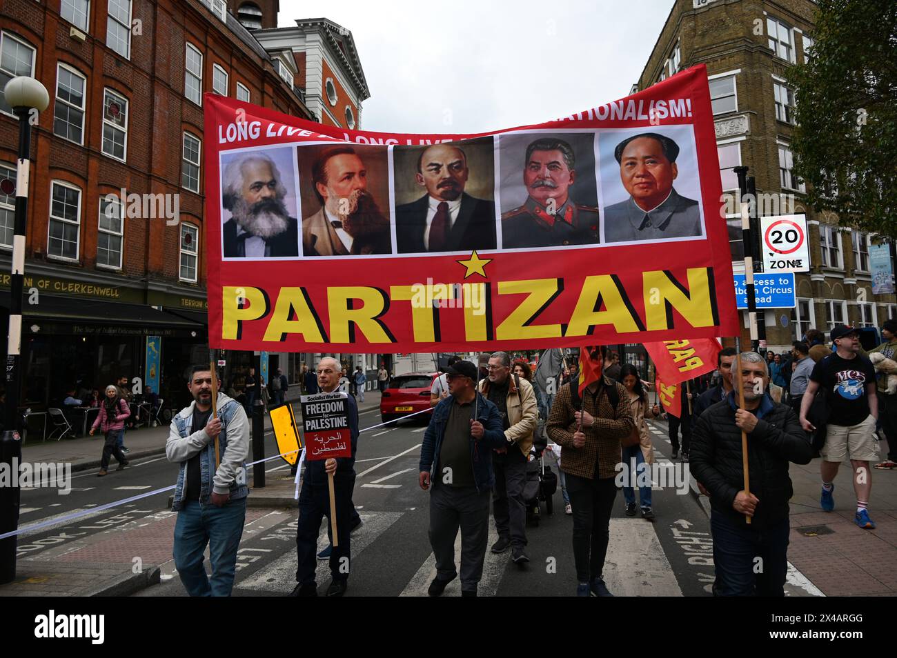 Clerkenwell Green, Londra, Regno Unito. 1 maggio 2024. la marcia annuale del giorno di maggio di quest'anno si è concentrata sulla resistenza alla crescita dei profitti dei ricchi, del razzismo e di coloro che vogliono dividerci. La situazione a Gaza/Palestina deve essere fermata immediatamente. I lavoratori sono a favore del socialismo e contro il capitalismo. Favoriscono la fine della schiavitù moderna, della guerra e della distruzione. Credito: Vedi li/Picture Capital/Alamy Live News Foto Stock