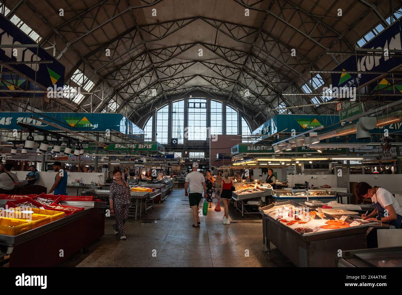 Immagine della navata principale del padiglione del pesce del mercato centrale di riga. Il mercato centrale di riga è il più grande mercato e bazar d'Europa a riga, in Lettonia. Foto Stock