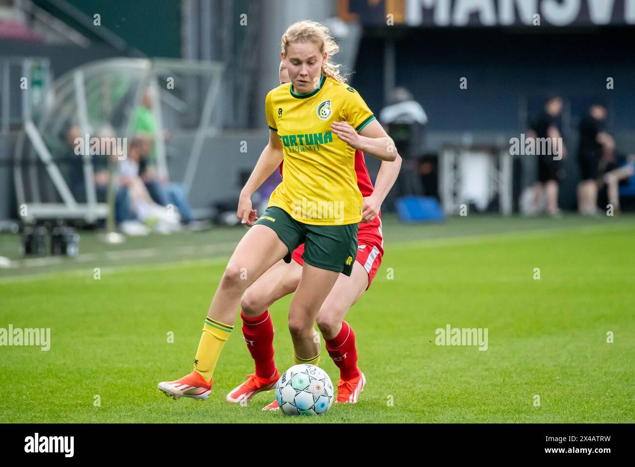 Sittard, Paesi Bassi. 1° maggio 2024. Sittard, Paesi Bassi, 1 maggio 2024: Jarne Teulings (16 fortuna Sittard) corre con la palla durante la partita di calcio Azerion Vrouwen Eredivisie tra fortuna Sittard e Twente al fortuna Sittard Stadion di Sittard, Paesi Bassi. (Leiting Gao/SPP) credito: SPP Sport Press Photo. /Alamy Live News Foto Stock