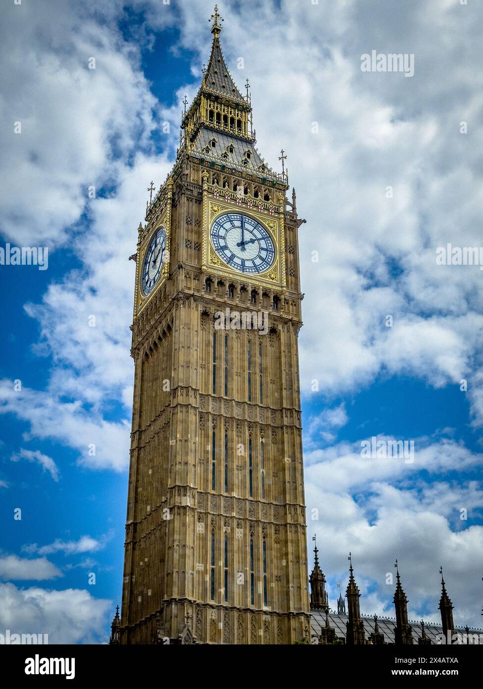L'iconico Big Ben. Popolare attrazione turistica di Londra. L'iconico Big Ben, una delle attrazioni turistiche più popolari della città di Londra. Foto Stock