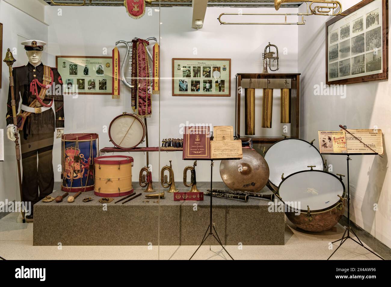 Strumenti e costumi della banda musicale del corpo dei Marines nella sala del Museo Navale della città di Cartagena nella regione di Murcia, Spagna, Europa Foto Stock