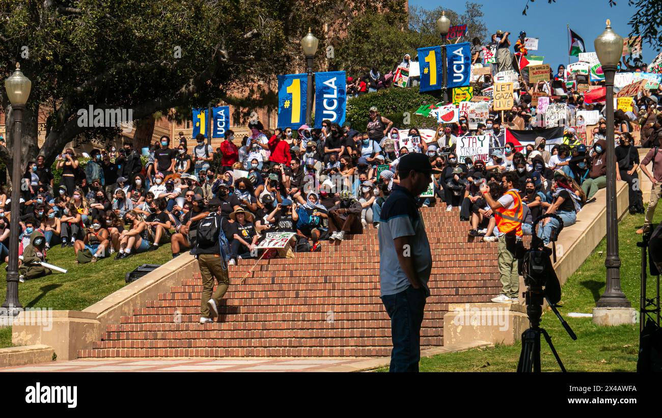 Los Angeles, Stati Uniti. 1 maggio 2024. Manifestanti studenteschi seduti sui gradini di Janss nel campus dell'UCLA, con membri dei media in primo piano. Un accampamento di protesta contro la guerra a Gaza è stato istituito sul Royce Quad nel campus dell'UCLA, l'Università della California, Los Angeles. I manifestanti hanno allestito tende e cartelli sul quad per protestare contro la guerra tra Israele e Palestina. Crediti: Stu Gray/Alamy Live News. Foto Stock