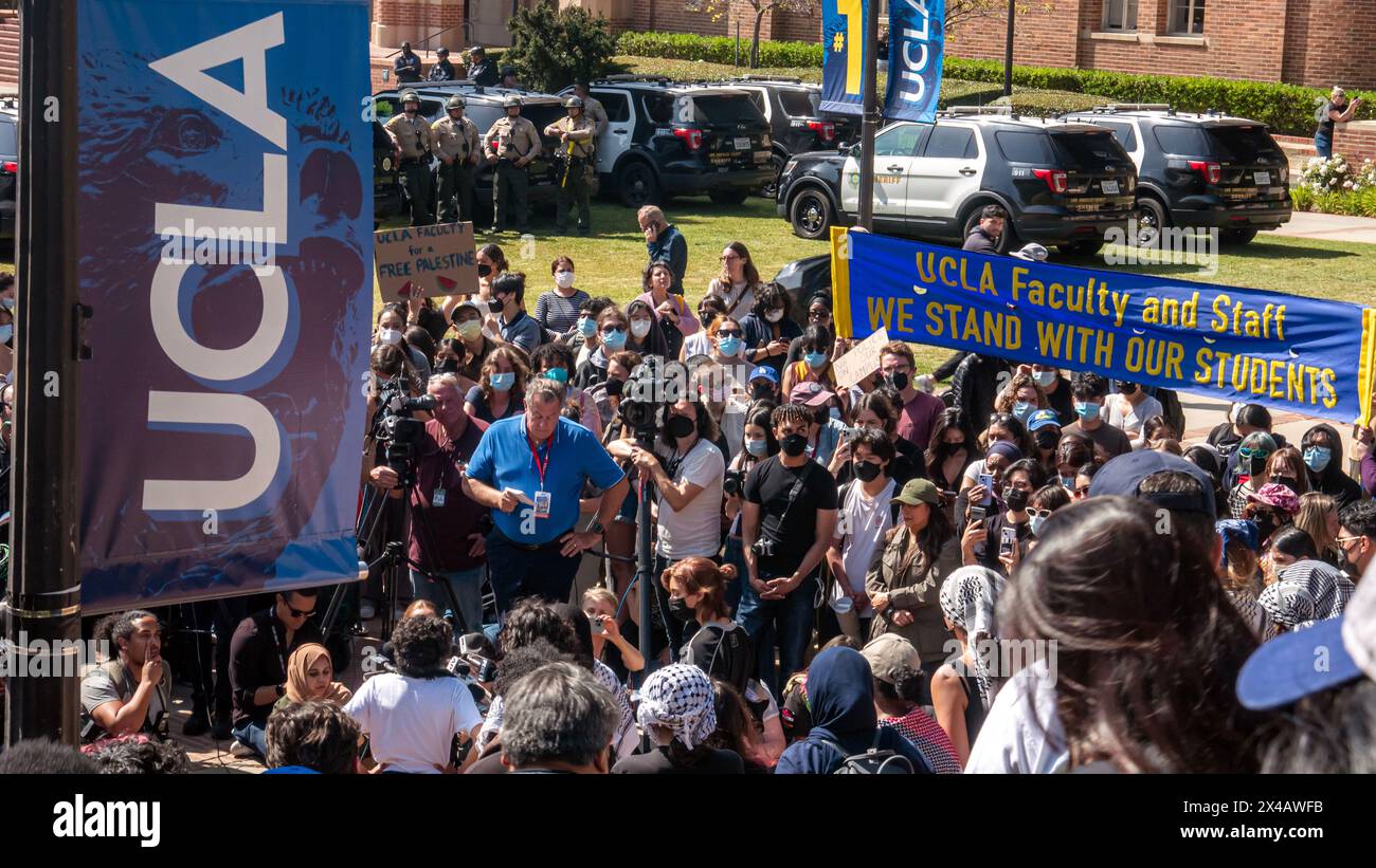 Los Angeles, Stati Uniti. 1 maggio 2024. Una folla, compresi i media, si è riunita al Janss Steps del campus UCLA. Uno striscione recita "UCLA Faculty and staff - We stand with our students". Un accampamento di protesta contro la guerra a Gaza è stato istituito sul Royce Quad nel campus dell'UCLA, l'Università della California, Los Angeles. I manifestanti hanno allestito tende e cartelli sul quad per protestare contro la guerra tra Israele e Palestina. Crediti: Stu Gray/Alamy Live News. Foto Stock