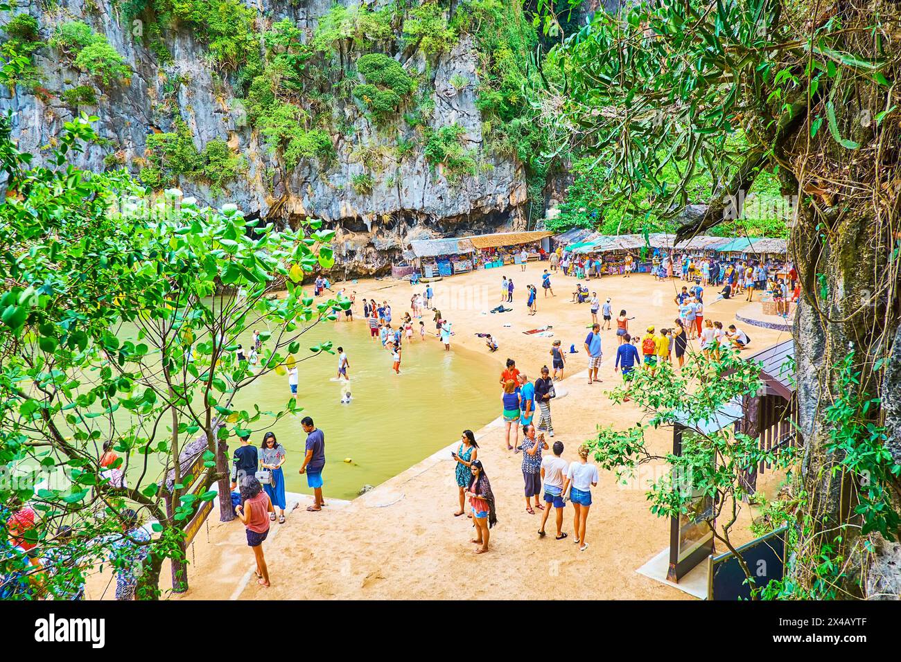 PHANG NGA, TAILANDIA - APRILE 28: La piccola spiaggia affollata dell'Isola di James Bond, Phang Nga Bay, Tailandia Foto Stock