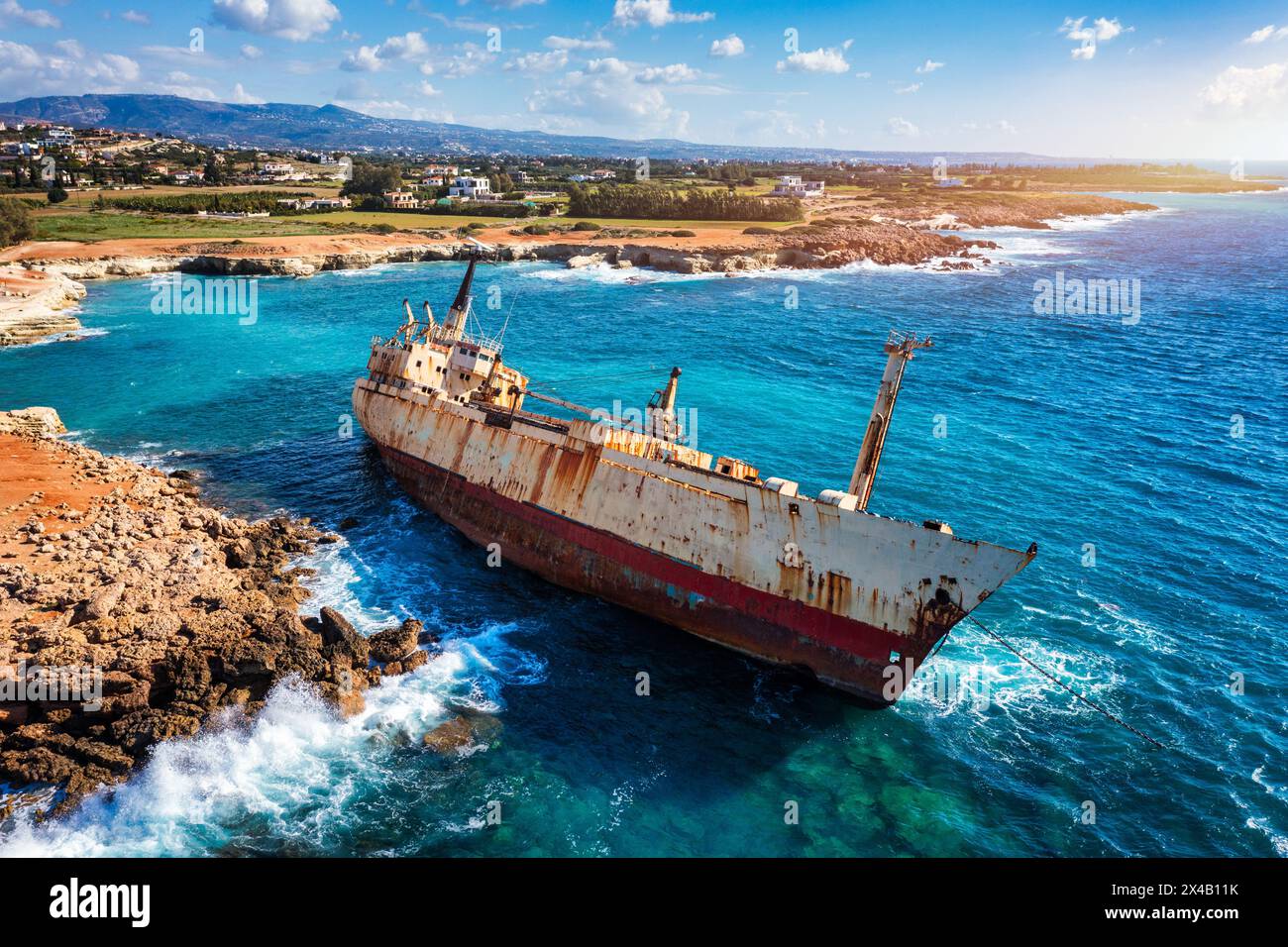 Abbandonò il naufragio di Edro III sulla costa di Peyia, vicino a Paphos, Cipro. Storico relitto di Edro III sulla riva dell'acqua a Cipro. Antenna V Foto Stock