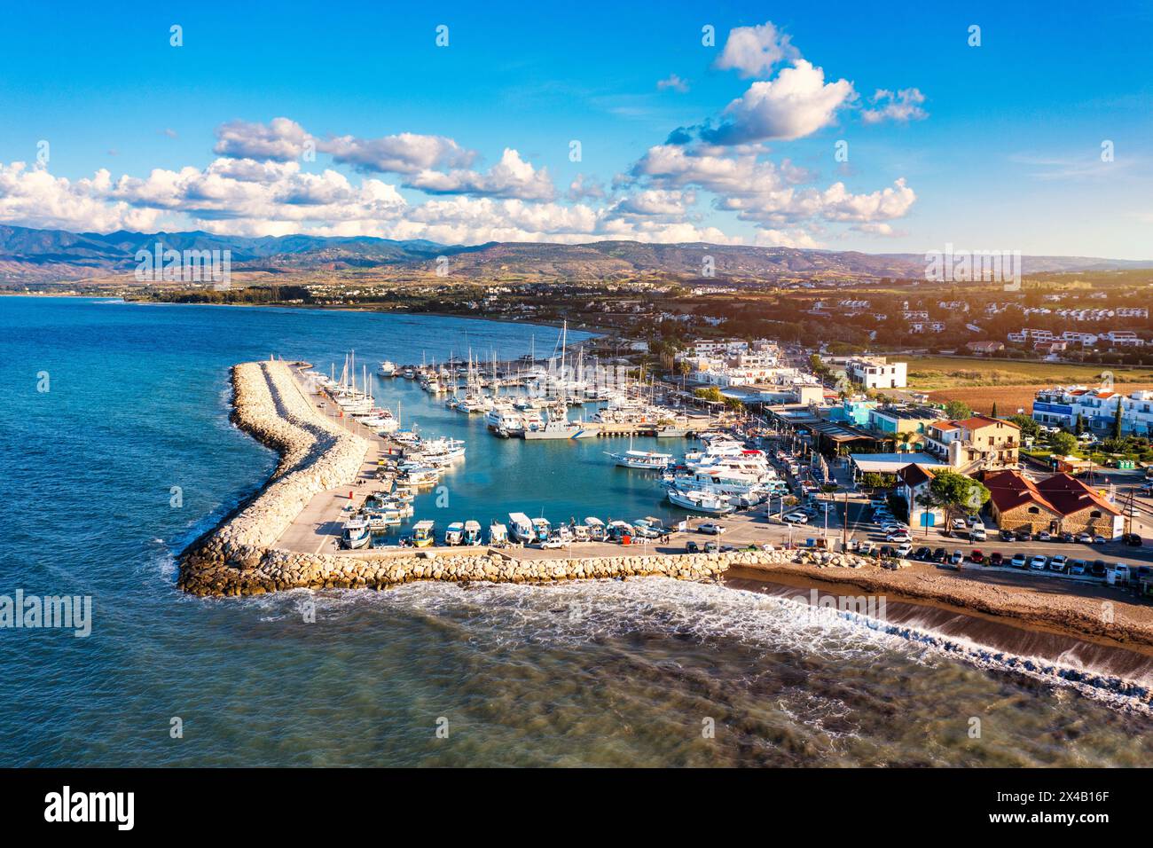 Vista del porto di Latchi, della penisola di Akamas, di Polis Chrysochous, di Paphos, di Cipro. Il porto di Latsi con barche e yacht, ristorante di pesce, passeggiata, spiaggia Foto Stock