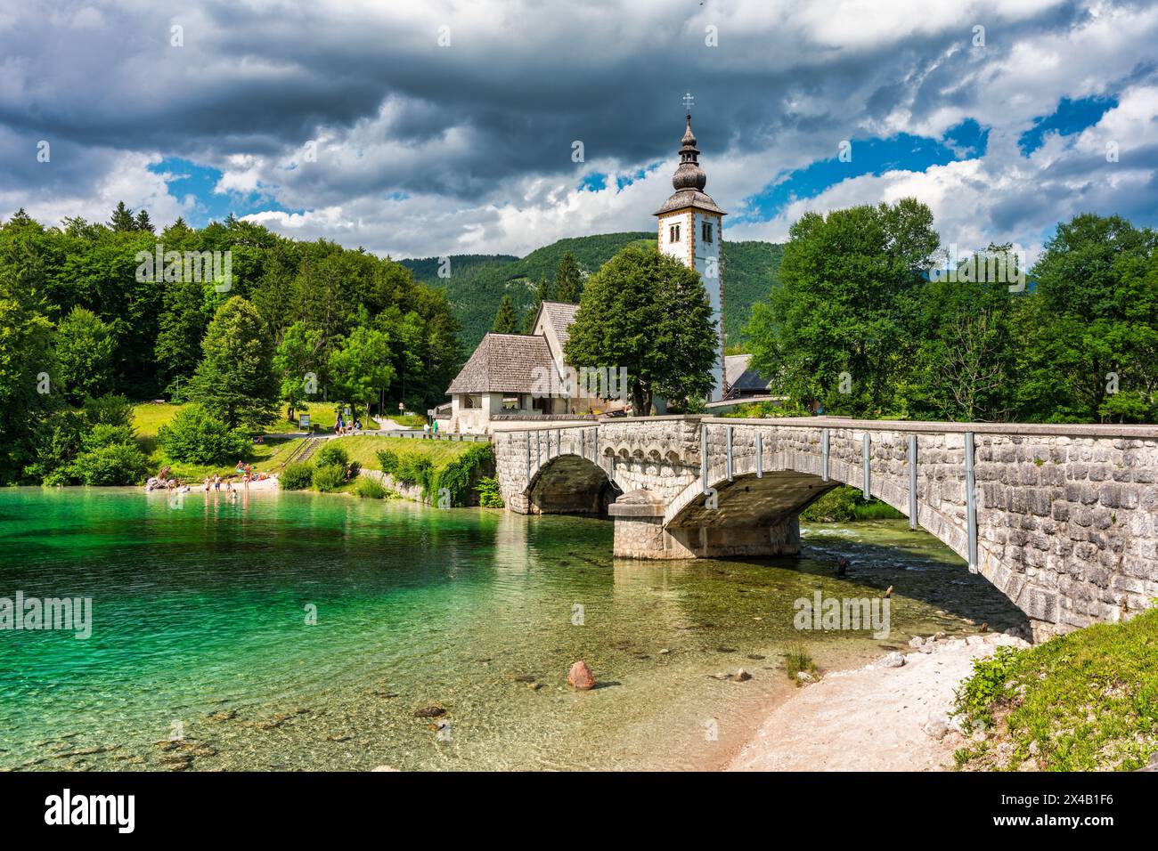 Vista aerea del lago di Bohinj nelle Alpi Giulie. Popolare destinazione turistica in Slovenia. Lago Bohinj, Chiesa di San Giovanni Battista. Parco nazionale del Triglav Foto Stock