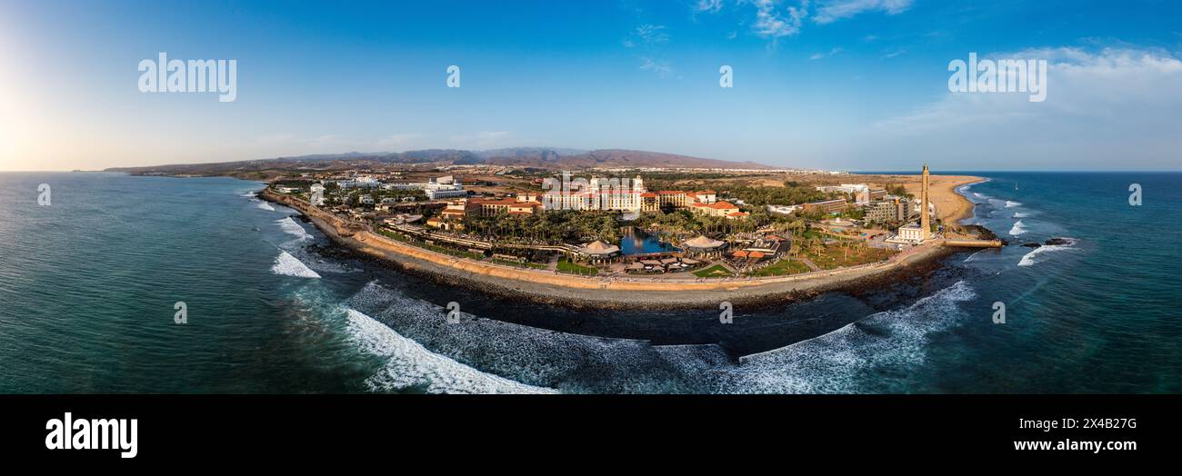 Drone aereo della popolare località turistica di Meloneras, con hotel e ristoranti, vicino alle dune di Maspalomas a Gran Canaria, Isole Canarie, Spagna Foto Stock