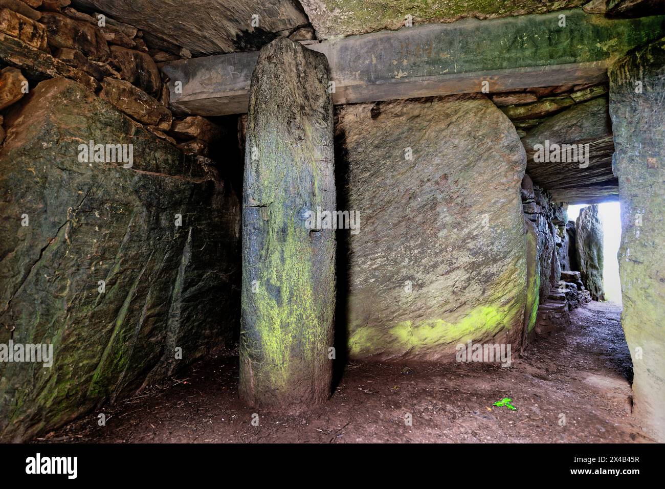 Complesso Bryn Celli DDU sito neolitico che mostra il passaggio all'interno della camera tombale e un monolito massiccio di pietra blueschista. Anglesey, Galles Foto Stock