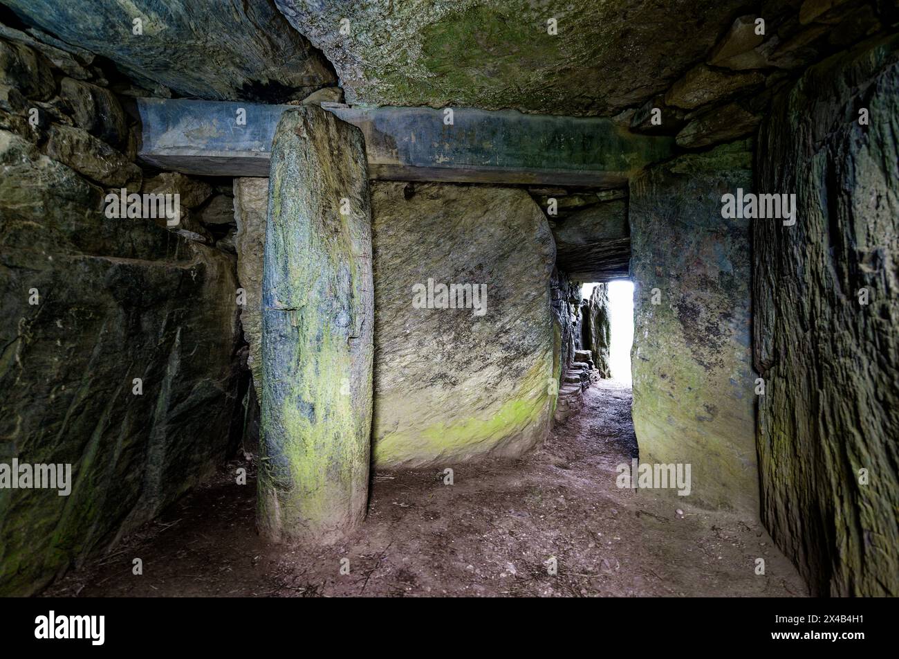 Complesso Bryn Celli DDU sito neolitico che mostra il passaggio all'interno della camera tombale e un monolito massiccio di pietra blueschista. Anglesey, Galles Foto Stock