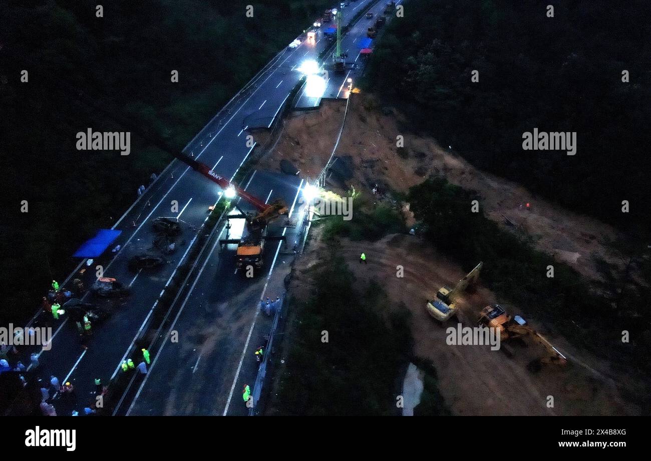 (240502) -- MEIZHOU, 2 maggio 2024 (Xinhua) -- i soccorritori lavorano nel sito di un incidente di collasso dell'autostrada sulla Meizhou-Dabu Expressway a Meizhou, provincia del Guangdong, Cina meridionale, 1 maggio 2024. A partire dalle 5:30 di giovedì, il bilancio delle vittime è salito a 36 dopo che una parte di una superstrada è crollata nella provincia del Guangdong della Cina meridionale il mercoledì mattina presto, causando 23 veicoli a precipitare, hanno detto le autorità locali. Altre 30 persone stanno ricevendo cure ospedaliere, e nessuna di loro è in condizioni di pericolo di vita, secondo le autorità della città di Meizhou. Il crollo è avvenuto intorno alle 2:10 Foto Stock