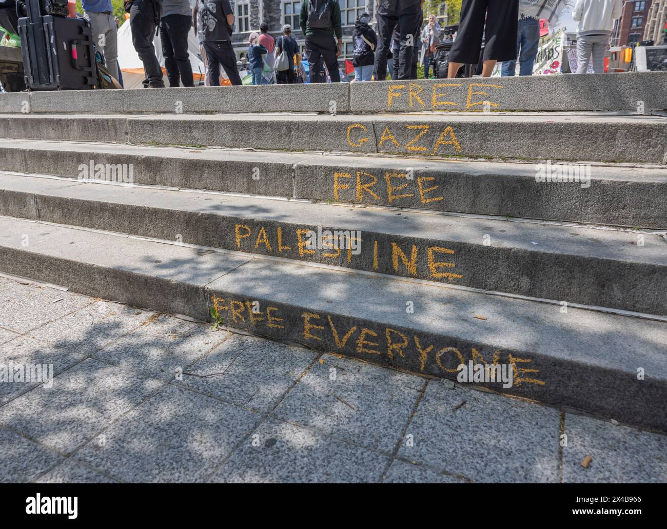 NEW YORK, N.Y. – 28 aprile 2024: Un messaggio gesso viene visto in un accampamento filo-palestinese al City College della City University di New York. Foto Stock