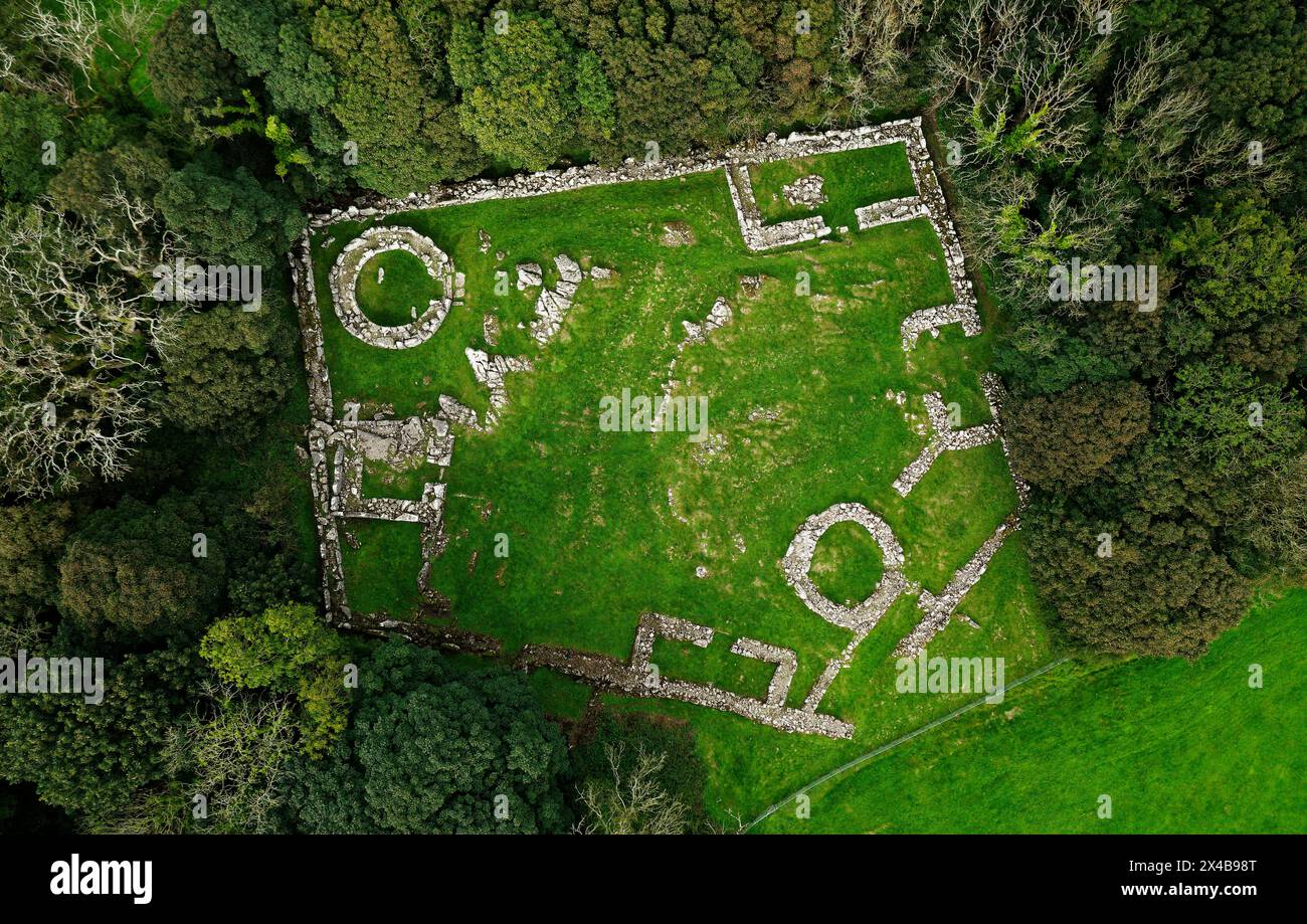 DIN Lligwy, insediamento romano dell'età del ferro. Fondazioni per case rotonde e officine metalliche. Vicino a Moelfre, Anglesey, Galles del nord, Regno Unito. N.W. in cima Foto Stock
