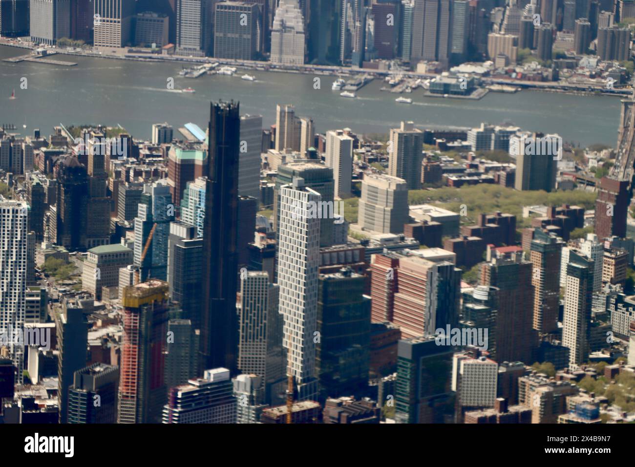 Vista aerea del centro di Brooklyn con East River e Manhattan meridionale con Pier 17 sullo sfondo. Foto Stock